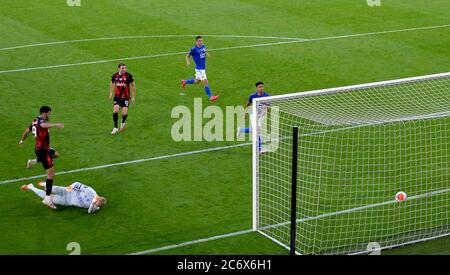 Dominic Solanke de Bournemouth (à gauche) marque le quatrième but de son côté lors du match de la première ligue au stade Vitality, à Bournemouth. Banque D'Images