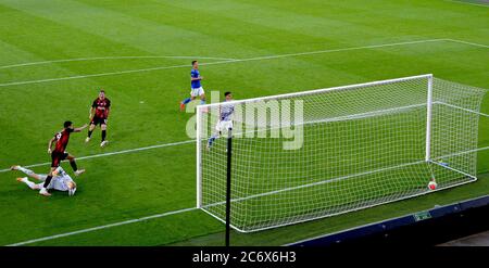 Dominic Solanke de Bournemouth (deuxième à gauche) marque le quatrième but de son côté lors du match de la première ligue au stade Vitality, à Bournemouth. Banque D'Images