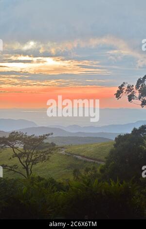 La vue magnifique n'a jamais été vue. Le pic Riverston situé dans les collines centrales du Sri Lanka peut être atteint en voyageant environ 178 km de Colombo. Riverston offre certaines des meilleures vues sur la campagne environnante, dans la mesure où elle est appelée le Mini World’s End. La région offre la beauté naturelle du Sri Lanka; frais, vert et non pollué par les vendeurs, les touristes, les ordures et les bâtiments peu esthétiques. Banque D'Images