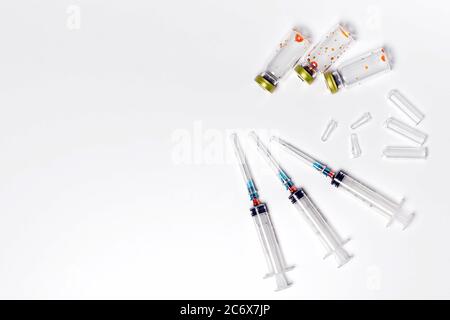 Flacons médicaux, ampoules et seringues hypodermiques utilisés isolés sur fond blanc. Traitement, traitement de l'arrière-plan, espace de copie Banque D'Images