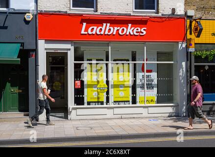 Bromley (Grand Londres), Kent, Royaume-Uni. Boutique de Paris Ladbrokes à Widmore Road, Bromley avec des piétons qui marchent au-delà. Ladbrokes bookmakers à Bromley. Banque D'Images