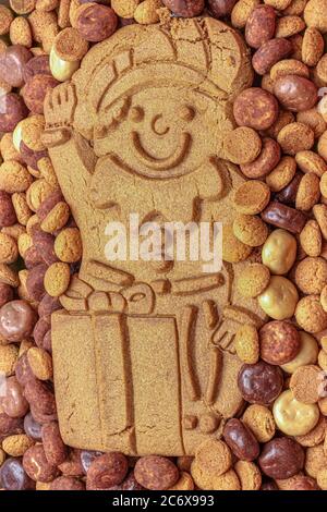 Un homme de pain d'épice sur une pile de bonbons traditionnels pour la célébration de Saint Nicolas ou Sinterklaas, un séjour hollandais Banque D'Images