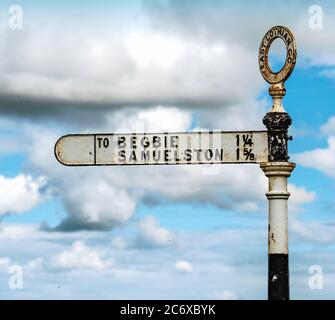 Un panneau East Lothian Road indiquant les directions pour Begbie et Samuelston. Banque D'Images