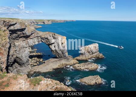 Petit bateau de pêche naviguant près du pont vert du pays de Galles nr Castlemartin, Pembrokeshire pays de Galles Royaume-Uni Banque D'Images