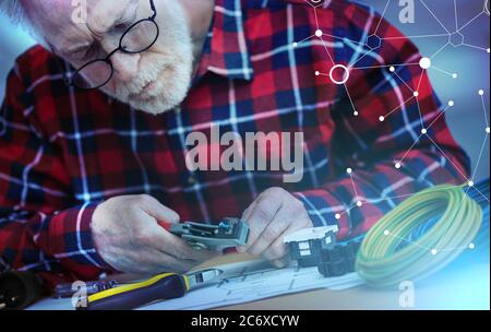 Électricien principal dénudage d'un fil ; effet de lumière Banque D'Images