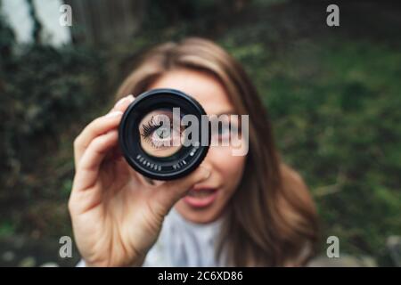 gros plan de l'œil bleu à travers un poil blond de lense Banque D'Images