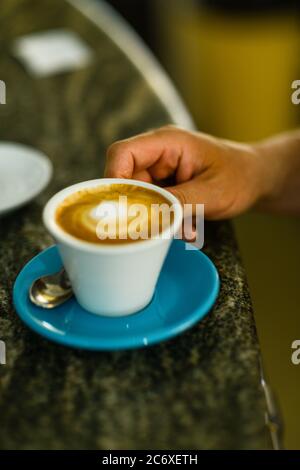 je place une tasse de cappuccino Espresso au-dessus de la tête s Banque D'Images