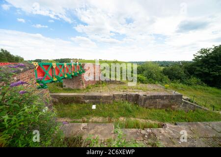 Pont Meccano, Prestolee, Angleterre. Un jeune couple parle à l'extrémité du pont. Angleterre, Royaume-Uni Banque D'Images