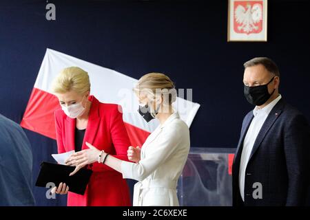 Couple présidentiel polonais Andrzej Duda et Agata Kornhauser-Duda vus accompagnés de leur fille Kinga Duda au bureau de vote. Première dame et Banque D'Images