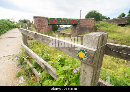 Pont Meccano à l'extrémité de Nob écluses à Prestolee, Bolton, un pont construit à partir de lifesize Meccano en 2012. Angleterre Royaume-Uni Banque D'Images