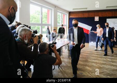 Le président de la Pologne Andrzej Duda vu au bureau de vote avant de procéder à son vote. Le président sortant de la Pologne Andrzej Duda avec le Fi de Pologne Banque D'Images