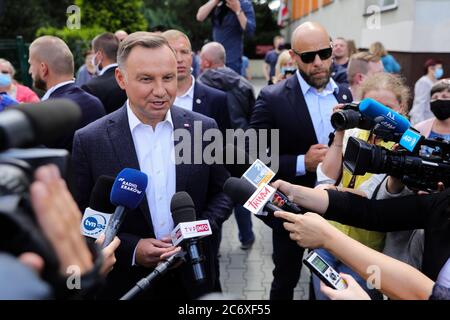 Le Président de la Pologne Andrzej Duda parle lors de la conférence de presse après avoir voté. Le président sortant de la Pologne Andrzej Duda avec la première dame de Pologne Banque D'Images