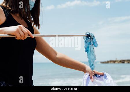 prendre un masque sale sur la plage Banque D'Images