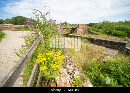 Pont Meccano à l'extrémité de Nob écluses à Prestolee, Bolton, un pont construit à partir de lifesize Meccano en 2012. Angleterre Royaume-Uni Banque D'Images