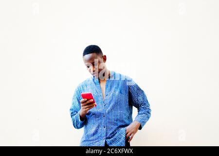jeune homme africain utilisant son smartphone Banque D'Images