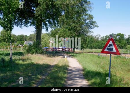 Trainpasse non protégé à Gelderland, Hollande Banque D'Images