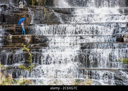Femme explorant la cascade de Pongour près de Da Lat in Vietnam Banque D'Images