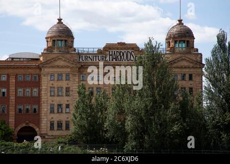 Les bâtiments Harrods Furniture Depository sur la rive sud de la Tamise près du pont Hammersmith à Barnes, Londres SW13 Banque D'Images