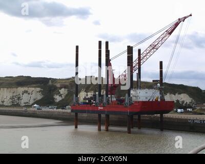 Excalibur. La plus grande flotte de barges de soubagres de Fugro à Newhaven, dans l'est du Sussex, prise du traversier par voies croisées Seven Sisters Banque D'Images