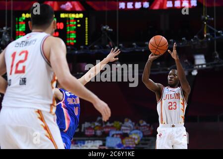 Sean Hill Jr., joueur américain de basket-ball, de Jilin Northeast Tigers, à droite, tourne pendant un match à la première étape du basket-ball chinois Banque D'Images