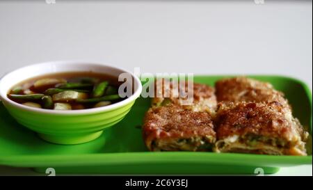 Martabak Telur. Des crêpes carrées remplies d'un mélange d'œufs, d'oignons verts et de bœuf haché. Banque D'Images