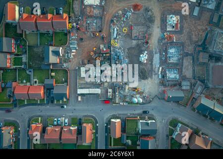 Tir de drone de haut en bas sur la zone de développement de logements au Royaume-Uni Banque D'Images