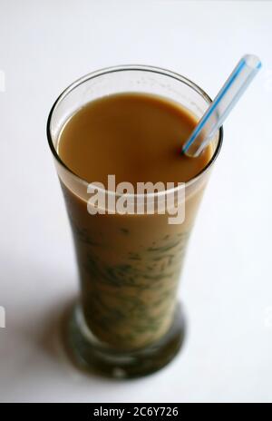 Es Cendol, boisson traditionnelle Java. Cendol est un dessert sucré et populaire glacé qui contient des gouttelettes de gelée de farine de riz verte, comme un ver, du lait de coco et un Banque D'Images