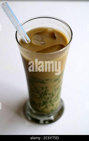 Es Cendol, boisson traditionnelle Java. Cendol est un dessert sucré et populaire glacé qui contient des gouttelettes de gelée de farine de riz verte, comme un ver, du lait de coco et un Banque D'Images