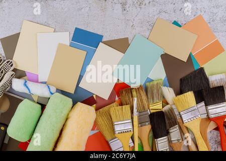 Outils de peinture pinceaux rouleau diverses couleurs de choix sur la table en bois Banque D'Images