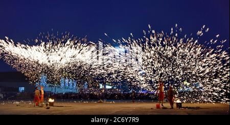 Des artistes effectuent des projections de fer fondu près de l'échangeur de l'autoroute Qinggang dans la ville de Changchun, dans la province de Jilin, dans le nord-est de la Chine, le 7 juin 2020. Banque D'Images