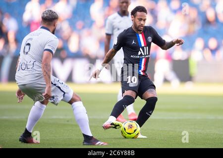 (200713) -- LE HAVRE, 13 juillet 2020 (Xinhua) -- Neymar (R) de Paris Saint Germain en action lors d'un match de football amical entre Paris Saint Germain et le Havre au stade Ocean du Havre, France, le 12 juillet 2020. Les spectateurs retournent au stadium pour la première fois depuis que la saison a été interrompue en raison de la pandémie COVID-19 en mars. La France, qui a progressivement assoupli le confinement à partir de mai 11, est entrée dans une nouvelle phase de confinement le 22 juin. Les cinémas et les casinos reprendront leurs activités et les événements sportifs n'attirant pas plus de 5,000 personnes seront autorisés. (Photo de Jack Chan/ Banque D'Images