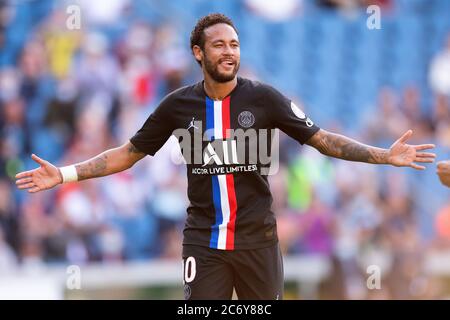 (200713) -- LE HAVRE, le 13 juillet 2020 (Xinhua) -- Neymar (L) de Paris Saint Germain célèbre son but lors d'un match de football amical entre Paris Saint Germain et le Havre au stade Ocean du Havre, France, le 12 juillet 2020. Les spectateurs retournent au stadium pour la première fois depuis que la saison a été interrompue en raison de la pandémie COVID-19 en mars. La France, qui a progressivement assoupli le confinement à partir de mai 11, est entrée dans une nouvelle phase de confinement le 22 juin. Les cinémas et les casinos reprendront leurs activités et les événements sportifs n'attirant pas plus de 5,000 personnes seront autorisés. (Photo par Banque D'Images