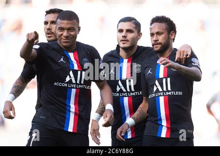 (200713) -- LE HAVRE, le 13 juillet 2020 (Xinhua) -- (de L à R) Pablo Sarabia, Kylian Mbappe, Mauro Icardi et Neymar de Paris Saint Germain célèbrent lors d'un match de football amical entre Paris Saint Germain et le Havre au stade Ocean du Havre, en France, le 12 juillet 2020. Les spectateurs retournent au stadium pour la première fois depuis que la saison a été interrompue en raison de la pandémie COVID-19 en mars. La France, qui a progressivement assoupli le confinement à partir de mai 11, est entrée dans une nouvelle phase de confinement le 22 juin. Les cinémas et les casinos reprendront les activités et les événements sportifs n'attirant aucune mor Banque D'Images