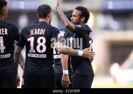 (200713) -- LE HAVRE, le 13 juillet 2020 (Xinhua) -- Neymar (R) de Paris Saint Germain célèbre son but lors d'un match de football amical entre Paris Saint Germain et le Havre au stade Ocean du Havre, France, le 12 juillet 2020. Les spectateurs retournent au stadium pour la première fois depuis que la saison a été interrompue en raison de la pandémie COVID-19 en mars. La France, qui a progressivement assoupli le confinement à partir de mai 11, est entrée dans une nouvelle phase de confinement le 22 juin. Les cinémas et les casinos reprendront leurs activités et les événements sportifs n'attirant pas plus de 5,000 personnes seront autorisés. (Photo par Banque D'Images