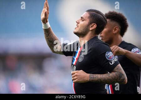 (200713) -- LE HAVRE, le 13 juillet 2020 (Xinhua) -- Mauro Icardi de Paris Saint Germain célèbre son but lors d'un match de football amical entre Paris Saint Germain et le Havre au stade Ocean du Havre, France, le 12 juillet 2020. Les spectateurs retournent au stadium pour la première fois depuis que la saison a été interrompue en raison de la pandémie COVID-19 en mars. La France, qui a progressivement assoupli le confinement à partir de mai 11, est entrée dans une nouvelle phase de confinement le 22 juin. Les cinémas et les casinos reprendront leurs activités et les événements sportifs n'attirant pas plus de 5,000 personnes seront autorisés. (Photo b Banque D'Images