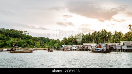 Village de pêcheurs musulman sur l'île de Ko Yao Yai, dans la mer d'Andaman, Thaïlande Banque D'Images