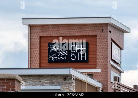 Clarksburg, Maryland / États-Unis - 12 2020 juillet : panneau à la façade extérieure de Saks Fifth Avenue, 5e au Clarksburg Premium Outlets, Maryland. Banque D'Images