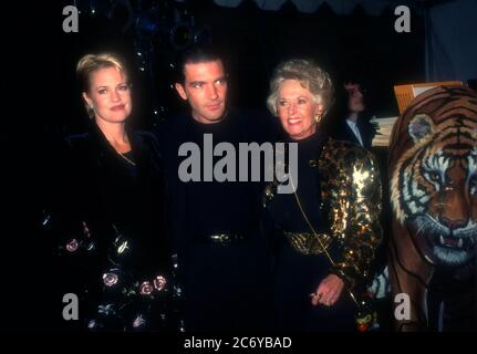 West Hollywood, Californie, États-Unis 16 décembre 1995 l'actrice Melanie Griffith, l'acteur Antonio Banderas et l'actrice Tippi Hedren assistent à Tippi Hedren Shambala Preserve Benefit le 16 décembre 1995 à Thunder Roadhouse, au 8371 W. Sunset Blvd à West Hollywood, Californie, États-Unis. Photo par Barry King/Alay stock photo Banque D'Images