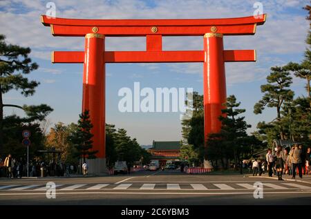 KYOTO, JAPON – 22 OCTOBRE 2007 : vue sur le temple de la Heian rouge, la porte de Torii, l'une des plus grandes du Japon. Kyoto. Japon Banque D'Images