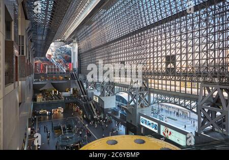 KYOTO, JAPON - 22 OCTOBRE 2007: L'intérieur de la gare de Kyoto grand hall avec poutres en acier apparentes toit, appelé la matrice, conçu par H Banque D'Images