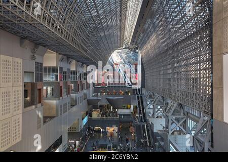 KYOTO, JAPON - 22 OCTOBRE 2007: L'intérieur de la gare de Kyoto grand hall avec poutres en acier apparentes toit, appelé la matrice, conçu par H Banque D'Images