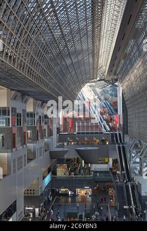 KYOTO, JAPON - 22 OCTOBRE 2007: L'intérieur de la gare de Kyoto grand hall avec poutres en acier apparentes toit, appelé la matrice, conçu par H Banque D'Images