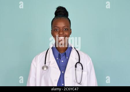 Bonne femme africaine médecin regardant l'appareil photo sur fond de menthe, portrait. Banque D'Images