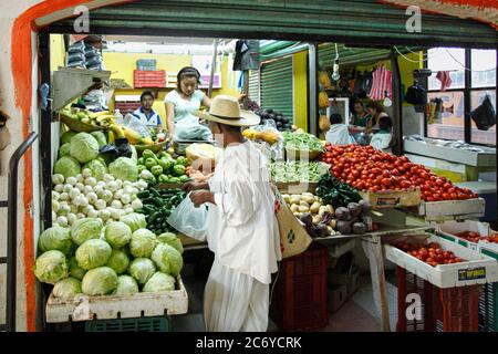 Un homme habillé de tradition dans les boutiques de Papantla, marché de Veracruz au Mexique. Banque D'Images