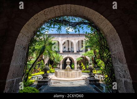 Cour intérieure de l'hôtel colonial de la Soledad à Morelia, Mexique. Banque D'Images