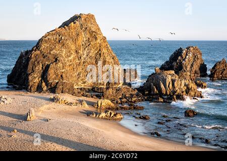 Piedra Tlacoyunque, une grande affleurement rocheux sur la côte Pacifique de Guerrero, au Mexique. Banque D'Images