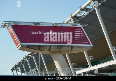 Kruja, Albanie. 03ème juillet 2020. Taxe minimum de 10 euros l'aéroport 'aéroport international de Tirana Nënë Tereza' (TIA) près de Tirana, la capitale de la République d'Albanie et le seul aéroport international d'Albanie. Credit: Peter Endig/dpa-Zentralbild/ZB/dpa/Alay Live News Banque D'Images