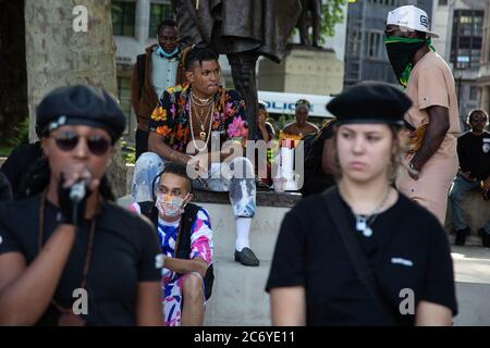 Londres, Royaume-Uni. 12 juillet 2020. Les manifestants écoutent les discours sur la place du Parlement pendant une manifestation.six semaines après la mort de George Floyd dans la vie noire américaine, des manifestations se poursuivent à Londres. Crédit : SOPA Images Limited/Alamy Live News Banque D'Images