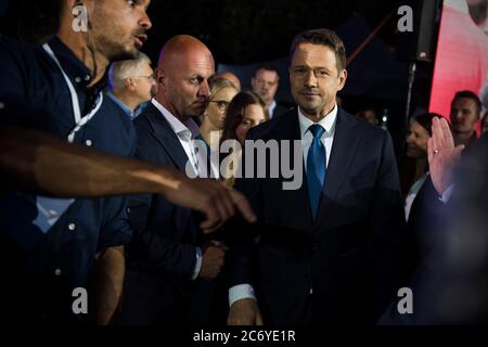 Varsovie, Pologne. 12 juillet 2020. Le candidat à la présidence, Rafal Trzaskowski, quitte après son discours.nuit électorale du maire de Varsovie Rafal Trzaskowski de la plate-forme civique et annonce préliminaire des résultats au deuxième tour des élections présidentielles en Pologne. Le vote de sortie préliminaire après la fermeture des bureaux de vote, a montré la victoire d'Andrzej Duda avec 50.4% des voix, Rafal Trzaskowski a obtenu 49, 6%. Les résultats officiels seront annoncés vers le mardi 14 juillet. Crédit : SOPA Images Limited/Alamy Live News Banque D'Images