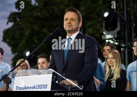 Varsovie, Pologne. 12 juillet 2020. Le candidat à la présidence, Rafal Trzaskowski, s'adresse à ses partisans pendant la nuit des élections.nuit des élections du maire de Varsovie Rafal Trzaskowski de la plate-forme civique et annonce préliminaire des résultats au deuxième tour des élections présidentielles en Pologne. Le vote de sortie préliminaire après la fermeture des bureaux de vote, a montré la victoire d'Andrzej Duda avec 50.4% des voix, Rafal Trzaskowski a obtenu 49, 6%. Les résultats officiels seront annoncés vers le mardi 14 juillet. Crédit : SOPA Images Limited/Alamy Live News Banque D'Images